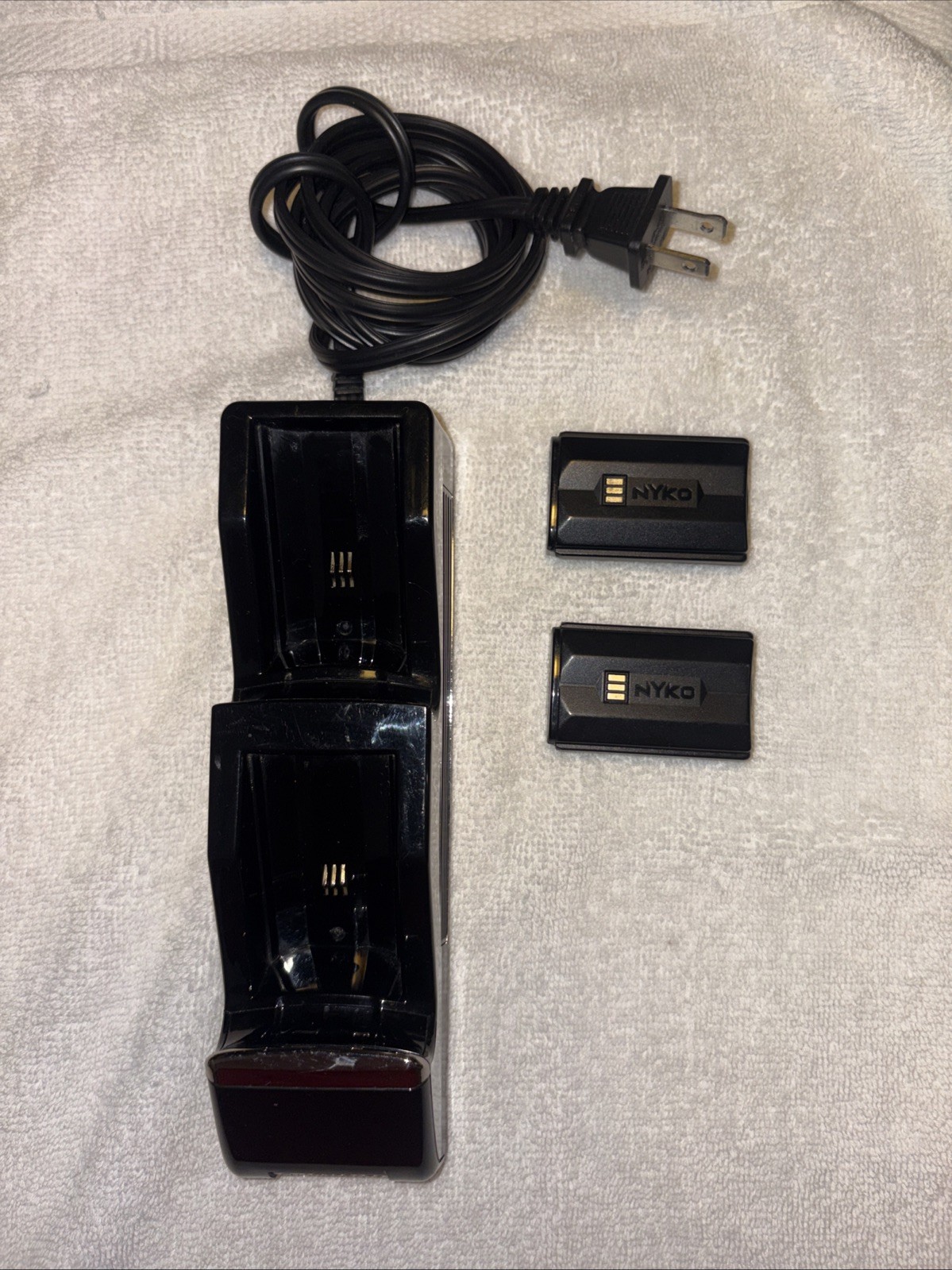 Nyko Charge Station With 2 Rechargeable Batteries