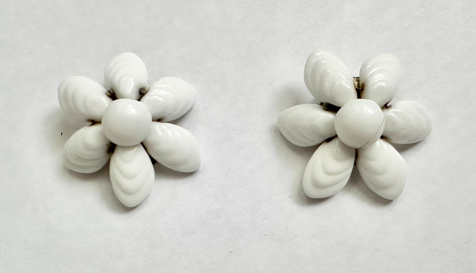 West Germany Signed White Bead Flower Daisy Clip-On Earrings Vintage 1.5x1.5
