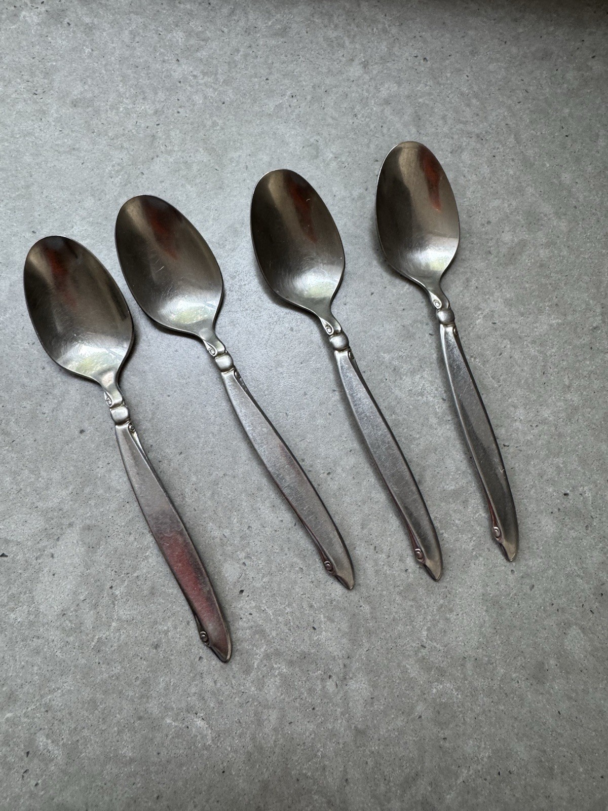 Oneida USA Rogers Flair Pattern Stainless Flatware Complete Service for 4 20 Pcs