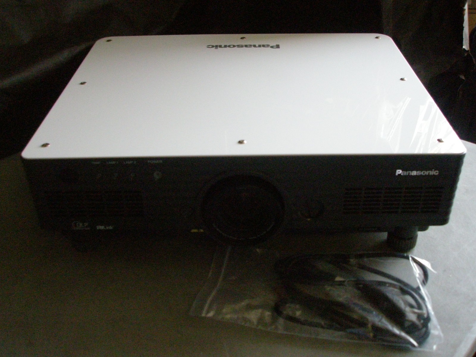 Panasonic PT-D5600,D5600U,D5600UL DLP XGA HD Projector 5000 LUMENS, WORKS GREAT!