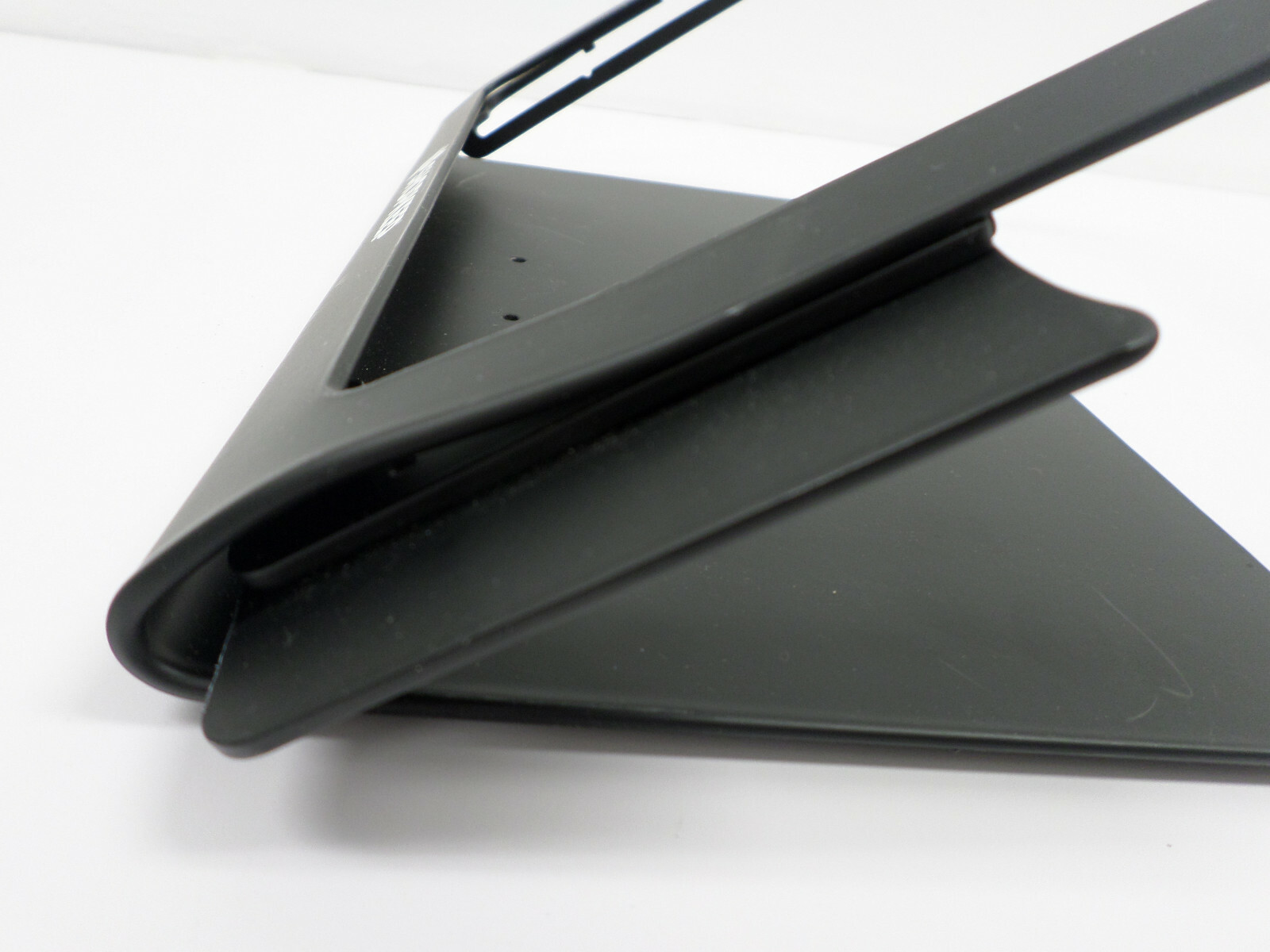 Enclosure Heckler Design with Base for Apple iPad 14" Diagonal H508