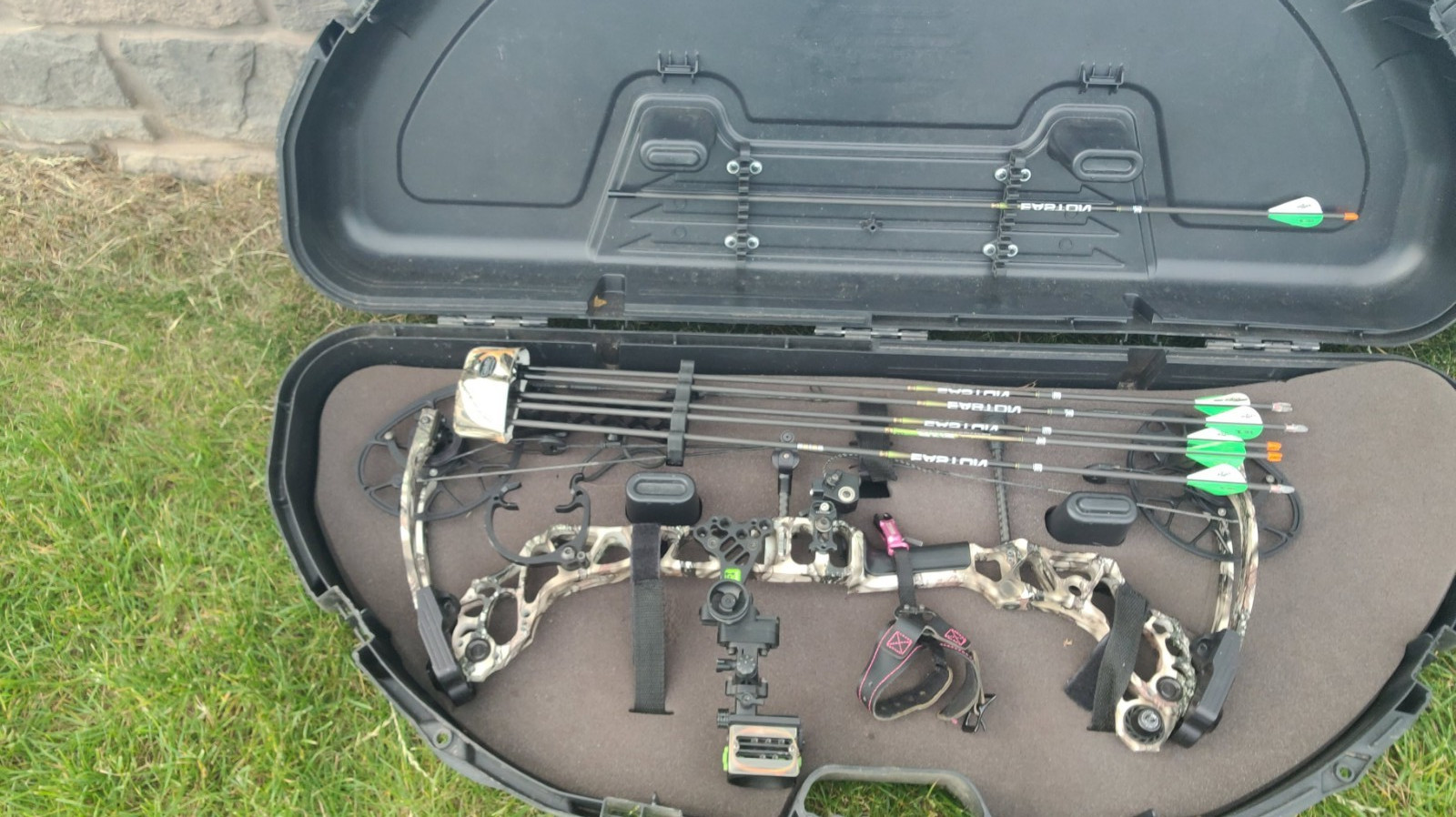 Mathews Bow Hunting Compound Bow RH 28in 70lb Brown w/ Case Arrows Release