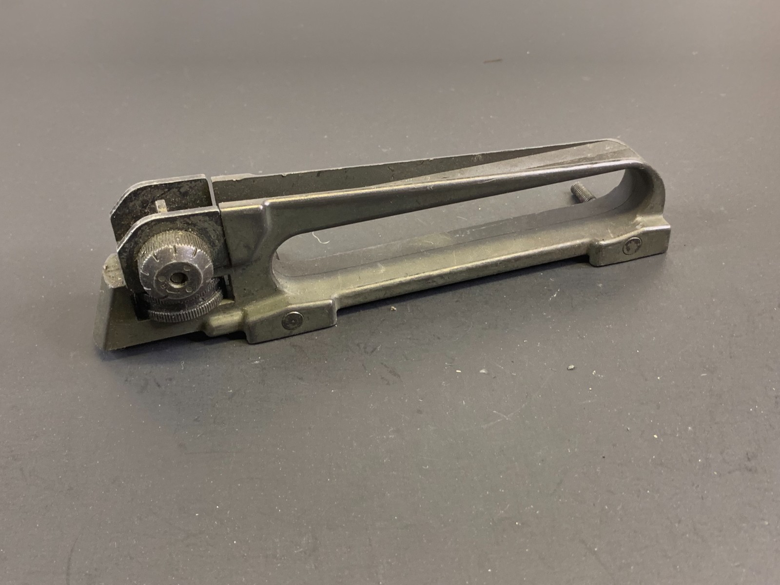 AIRSOFT ELECTRIC RIFLE OR GBB RIFLE CARRY HANDLE AND SIGHT MISSING SCREWS