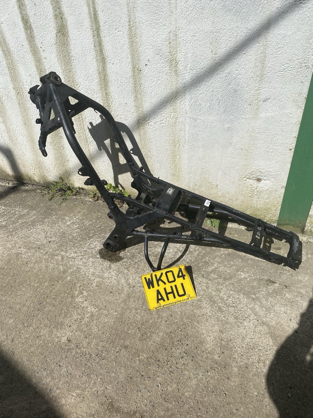 triumph tiger 955i 2004 frame with V5 and number plate