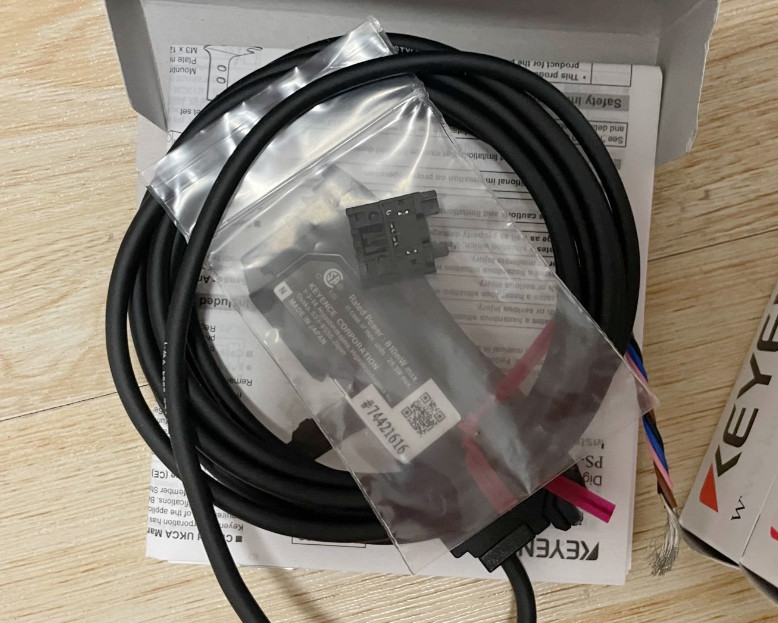 New In Box Keyence PS-N11N photoelectric sensor