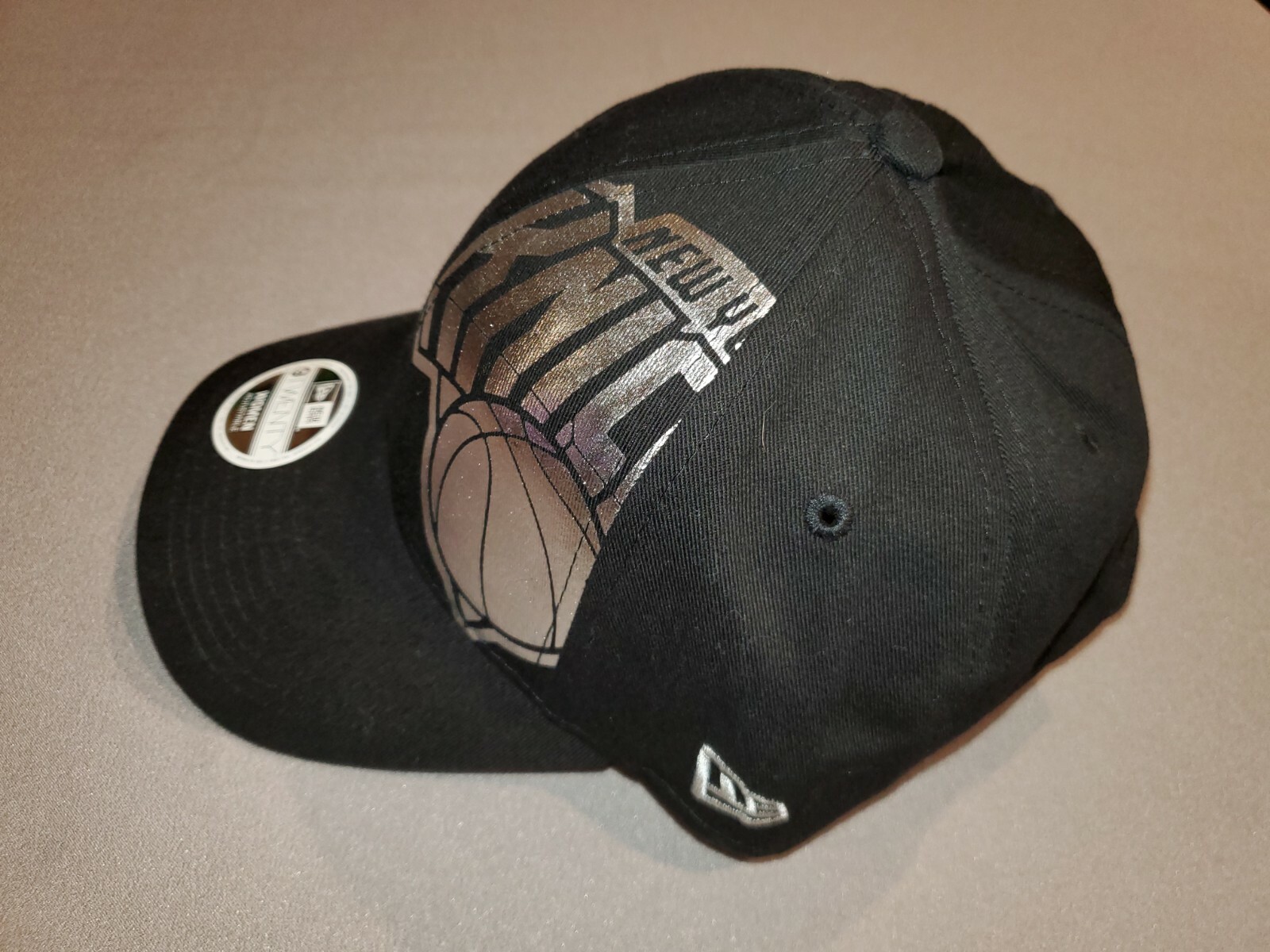 NBA NY KNICKS NEW ERA 9 TWENTY BLACK FOIL LOGO STRAPBACK HAT WOMENS 21087667