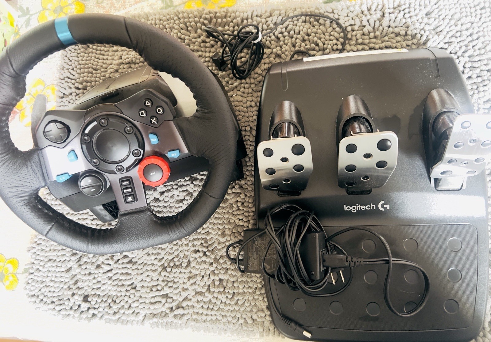 Logitech G29 Driving Force Racing Wheel and Floor Pedals