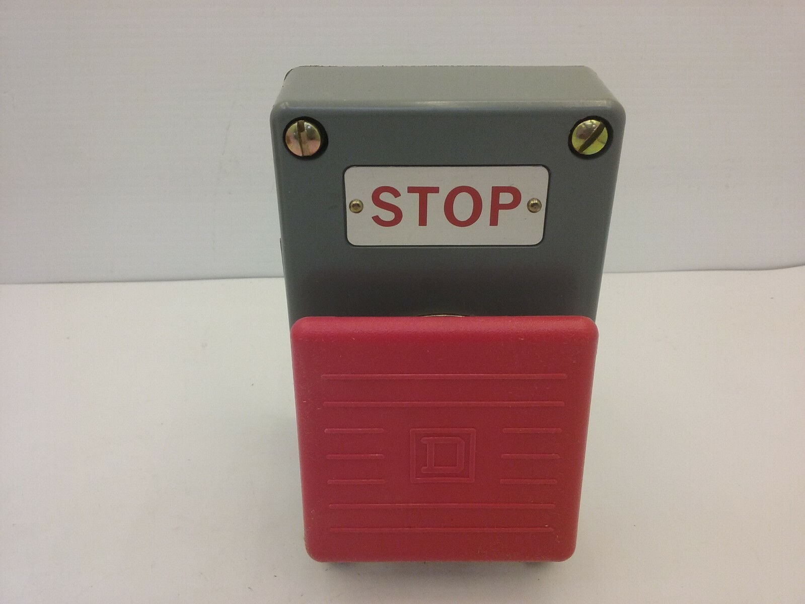 SQUARE D 9001 P-2 PUSH BUTTON CONTROL STATION SWITCH RED-STOP SERIES B NIB
