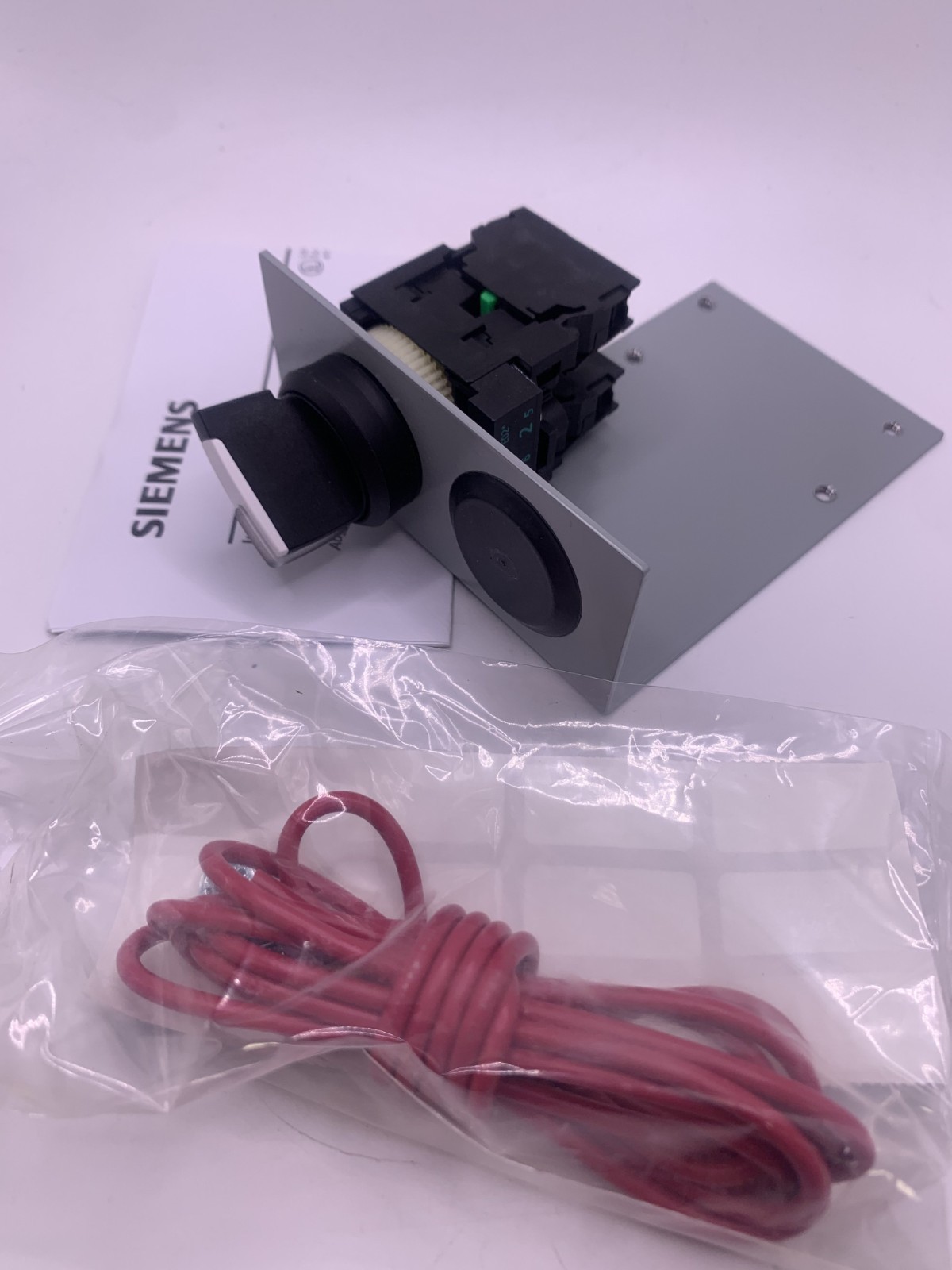 Siemens 49SDSB4 Selector Switch, 2-Position, On-Off, NEMA 4, 12, NEW IN BOX