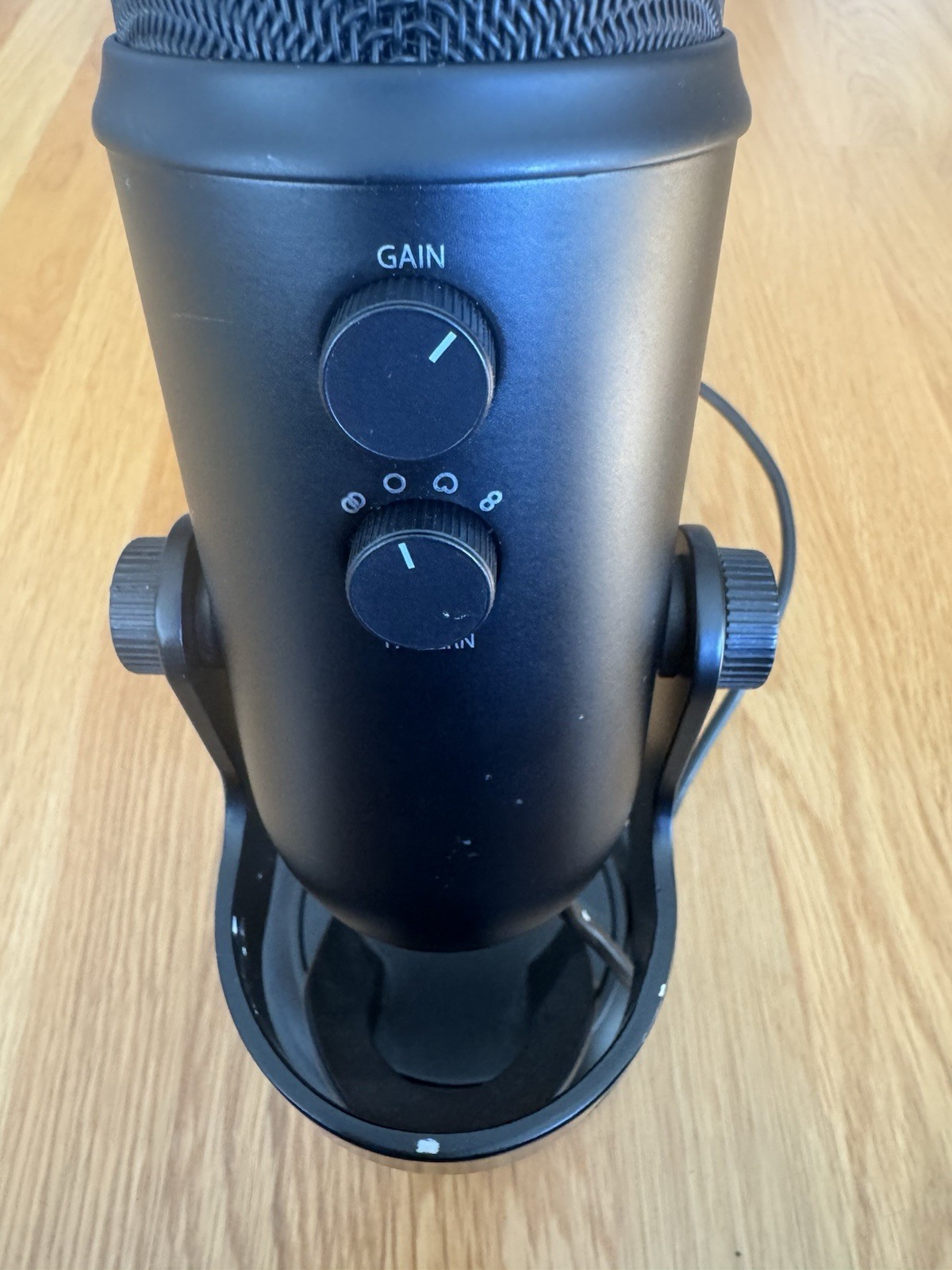Blue gaming studio mic with Gain, headphone Jack, mute, Volume, And Pattern