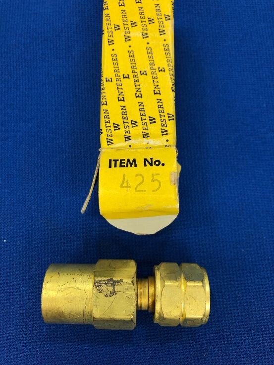 Western Enterprises adaptor Right Hand Female  9/16-18 Left Hand Female AW425