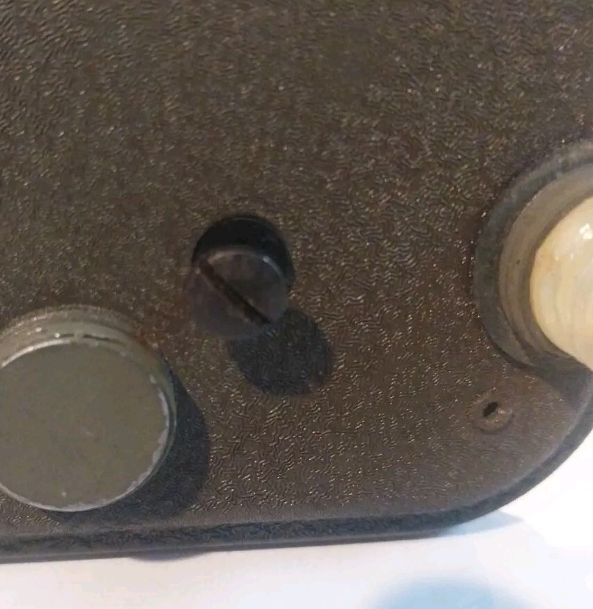 (Nos) WWII Signal Corps BC-611 SCR536 Handie-Talkie Radio Top Cover( SCREW ONLY)