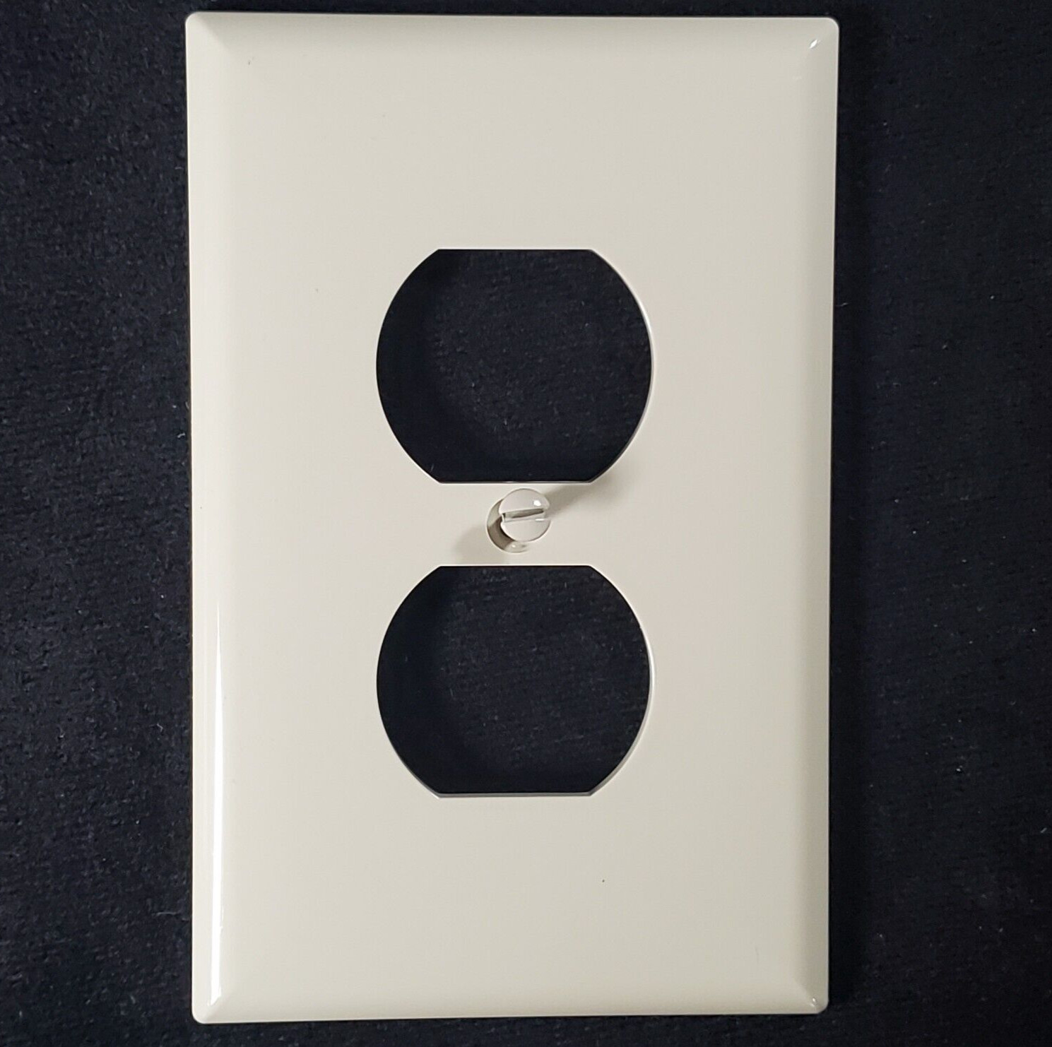 Ivory Duplex Outlet Receptacle 1-Gang Unbreakable Mid-Size Wallplate PJ8V