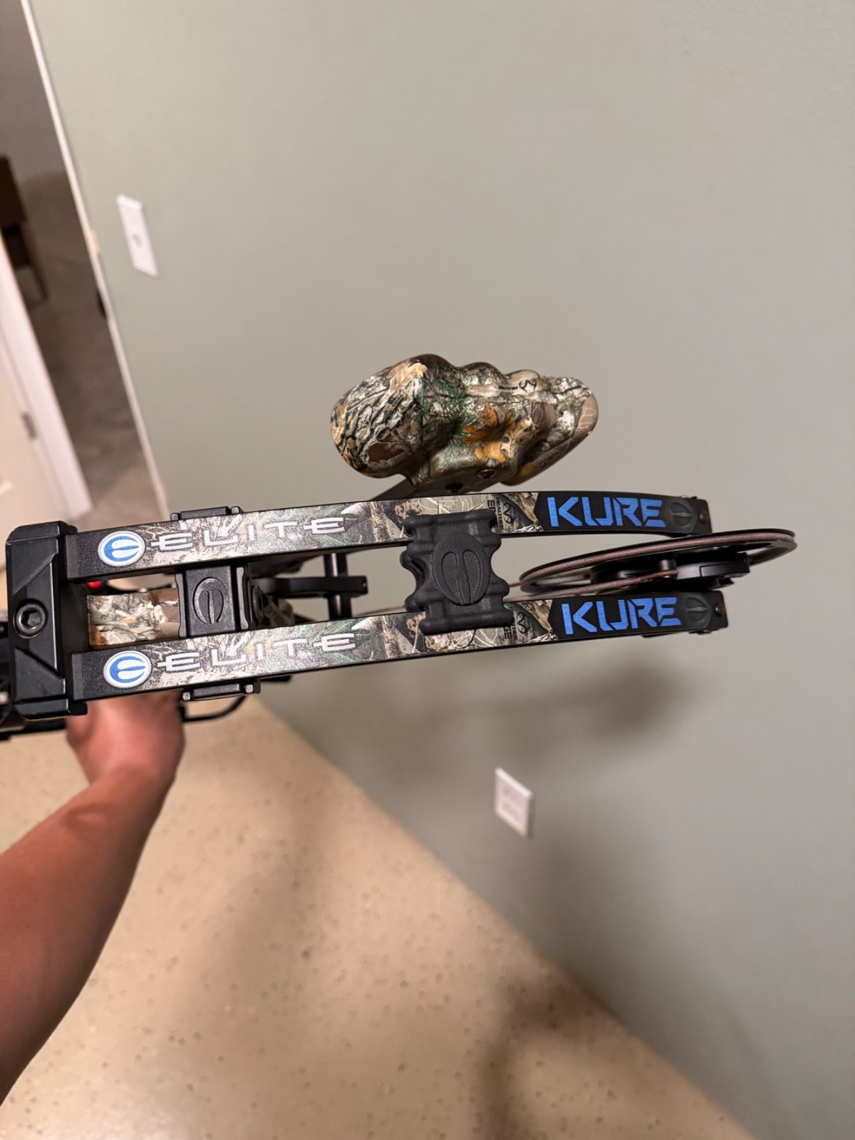 elite kure compound bow 23-30” draw 65 lbs