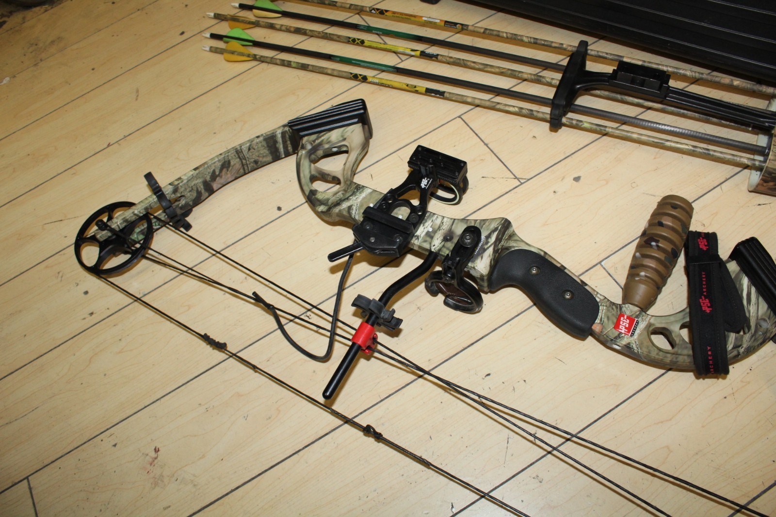 PSE Archery Stinger Compound Bow w/ case and arrows