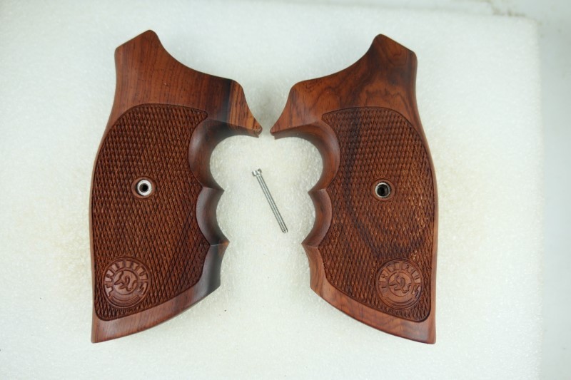 Taurus grips, square butt Medium/Large model. 44,83,66,689,607,etc.Premium grade