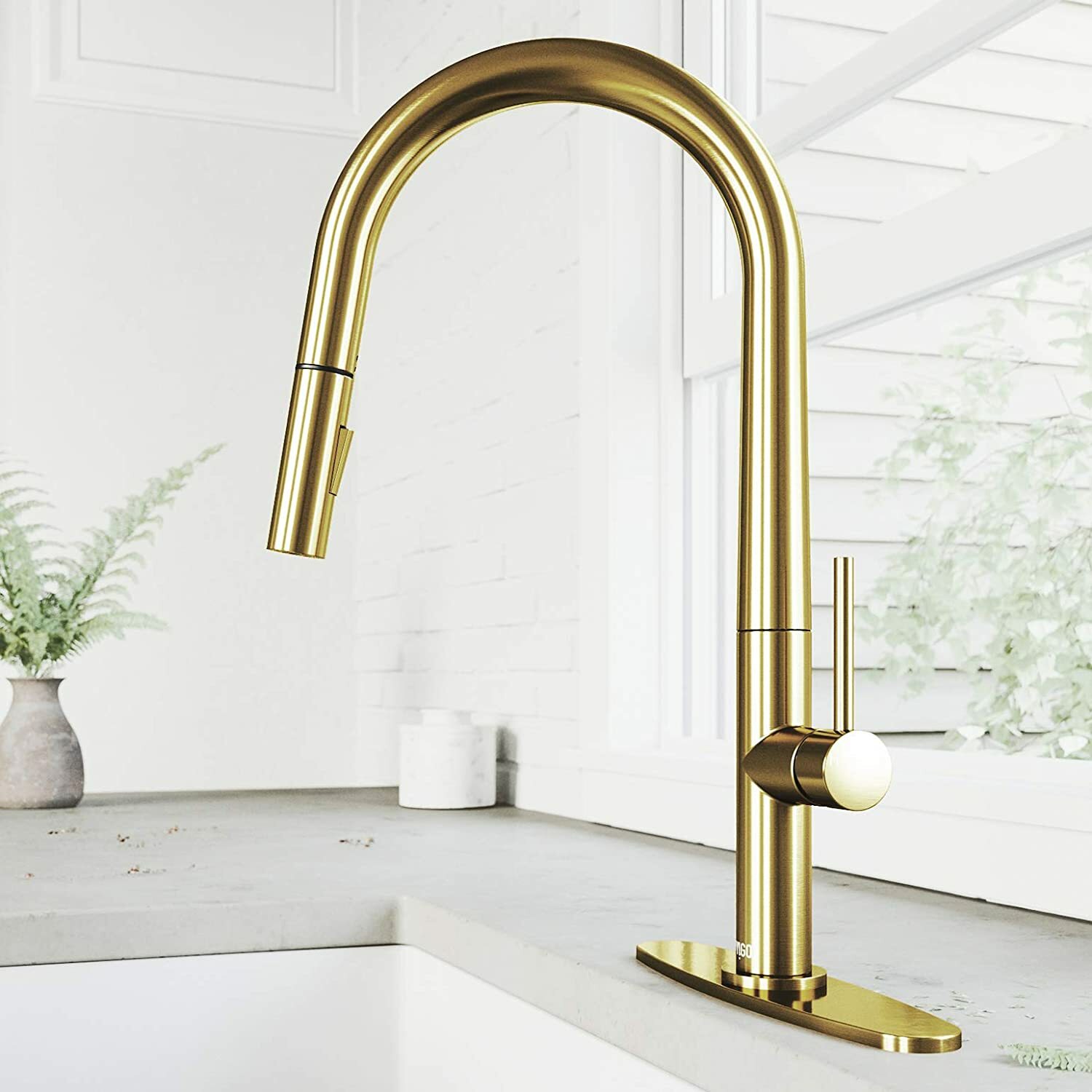 VIGO VG02029MGK1 Greenwich Single-Handle Pull-Down Kitchen Faucet with Deck Plat
