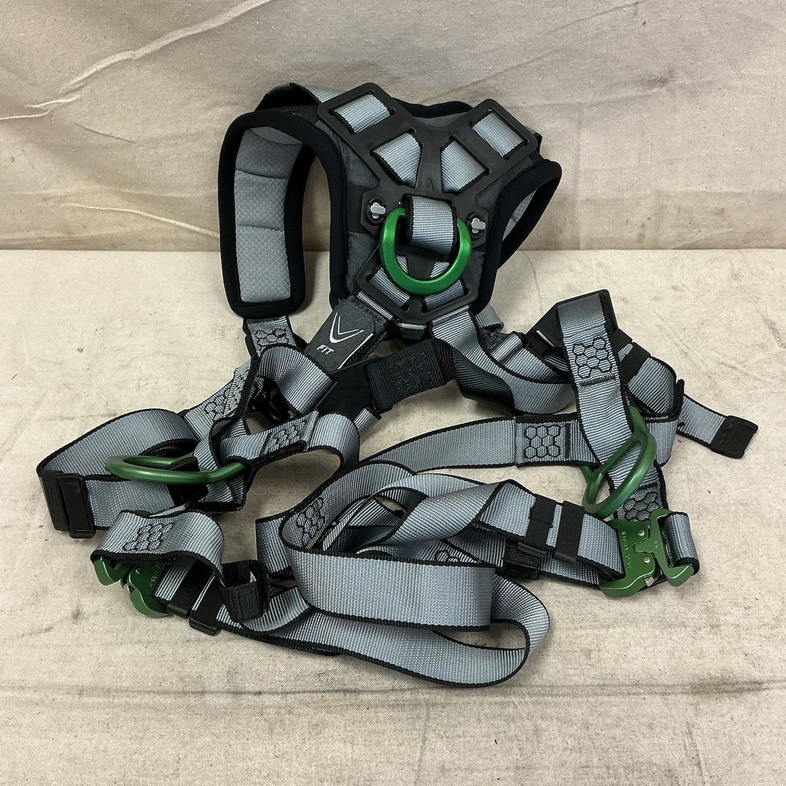MSA 10194866 Full Body Harness Unisex Quick-Connect 400lb Cap