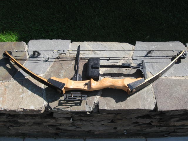 VINTAGE BROWNING DELUXE NOMAD XL SERIES WOODEN COMPOUND BOW W/6 ARROWS EXCELLENT