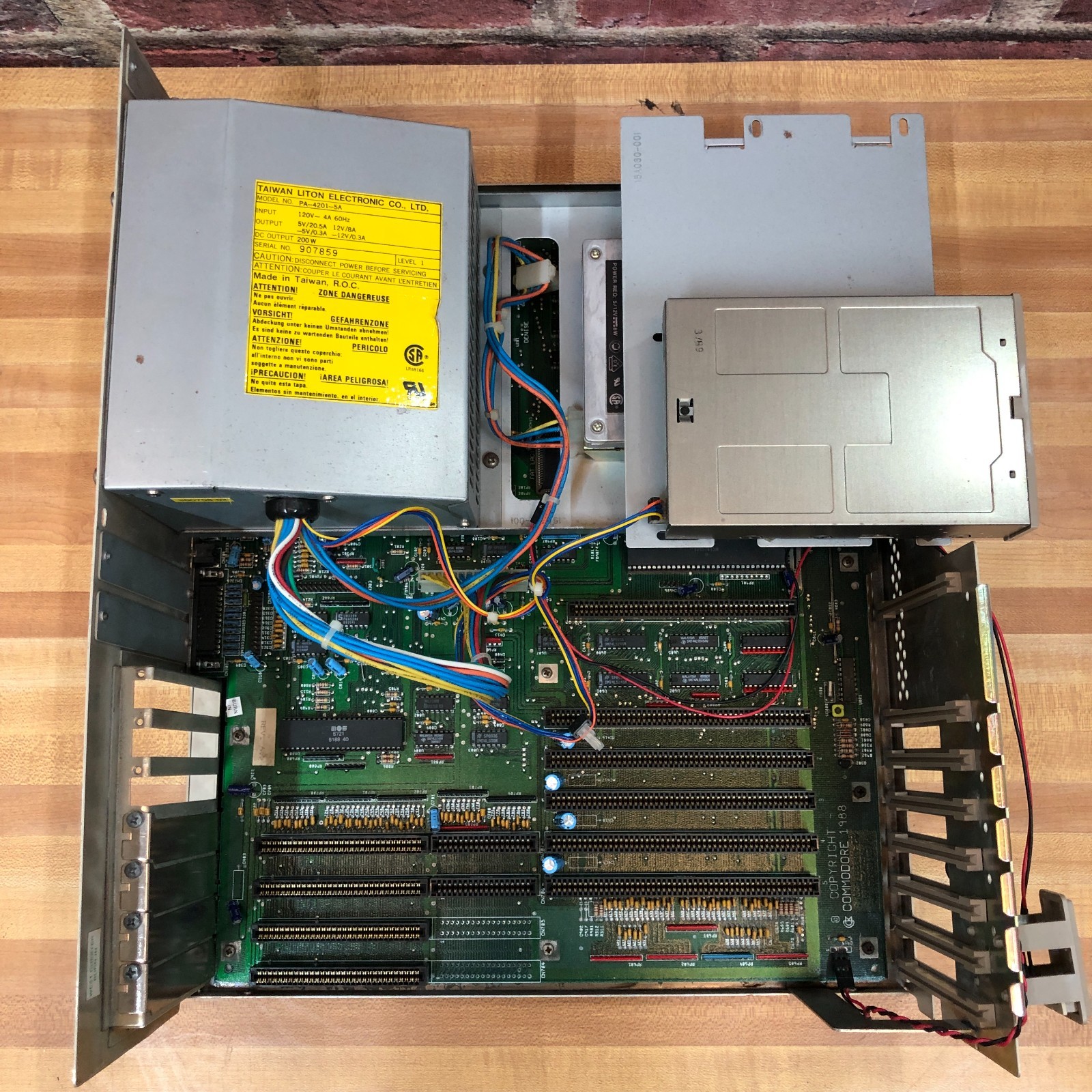 Vintage Commodore Amiga A2000HD Computer (WORKS)