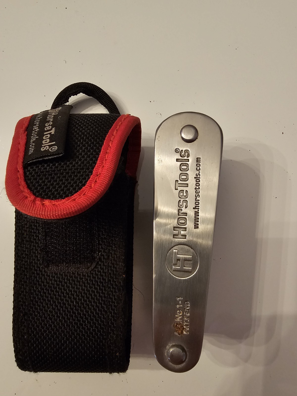 HorseTools NO-11 Multi-Tool Metal Blade & Handle with Black Red Pouch