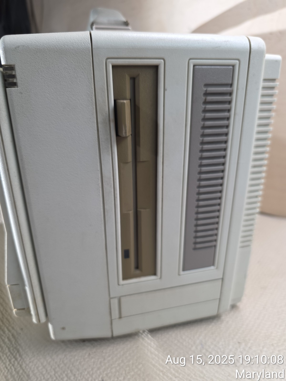 Vintage COMPAQ Portable III Computer Model: 2660 - Powers ON