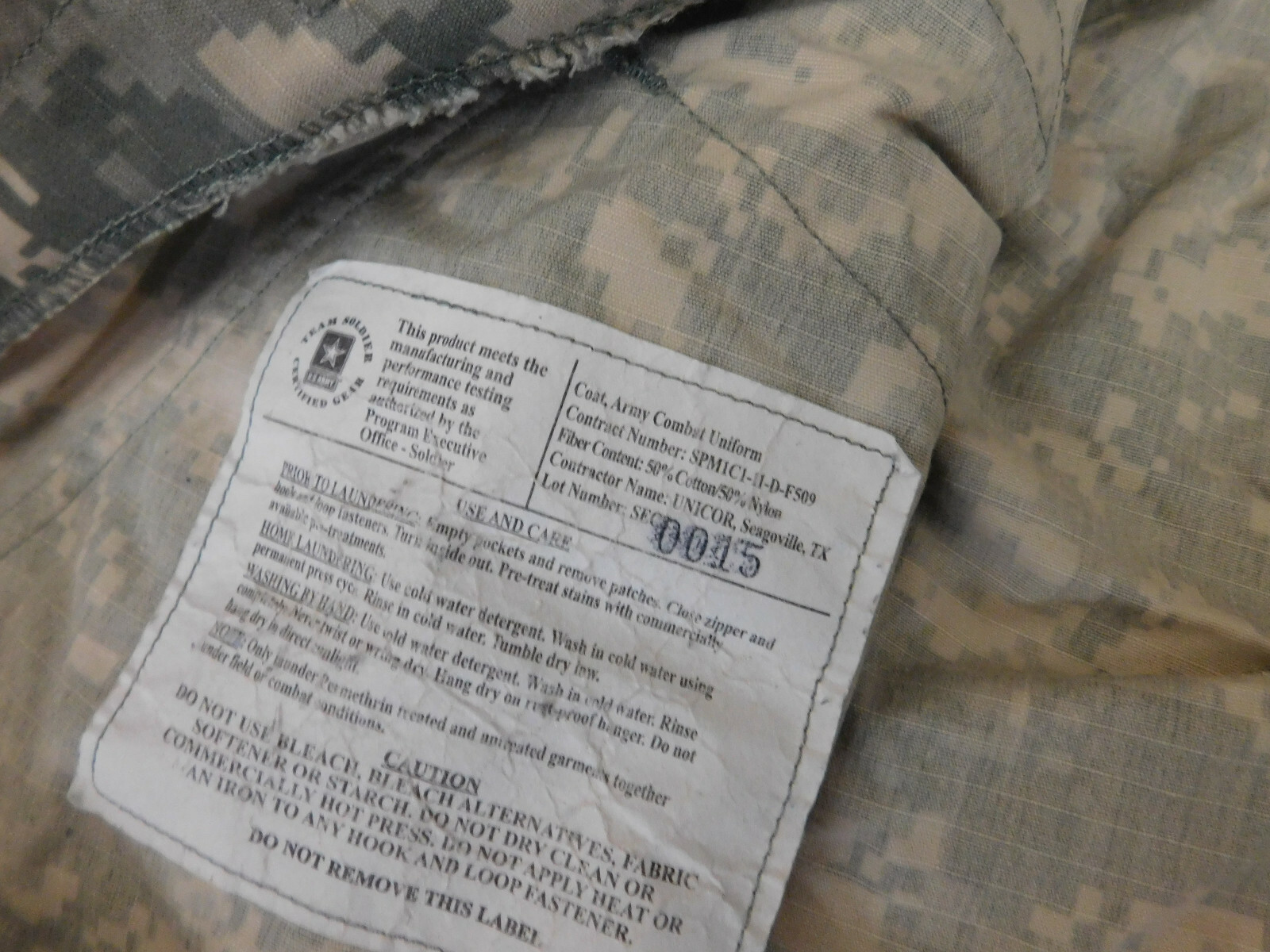 US ARMY ACU TOP COAT SIZE LARGE - REGULAR