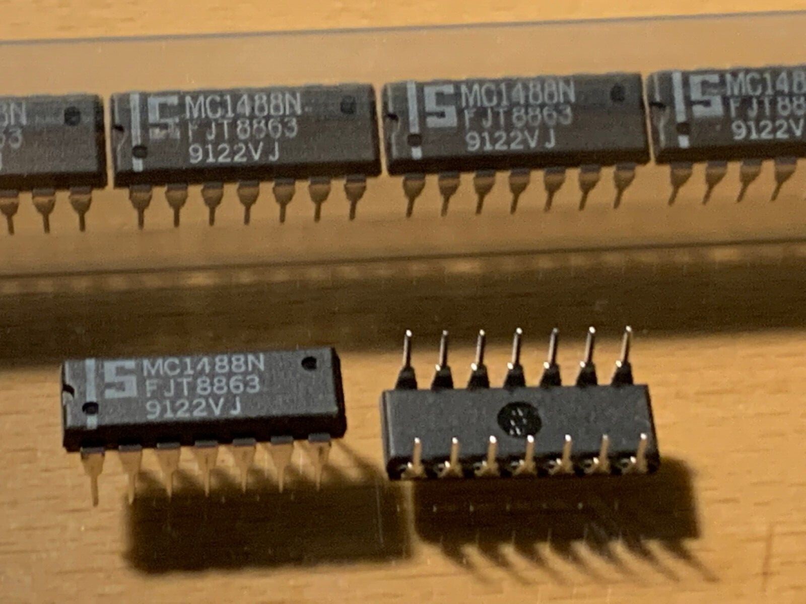 MC1488N - SIGNETICS IC -DIP-14 - QUADRUPLE LINE DRIVERS