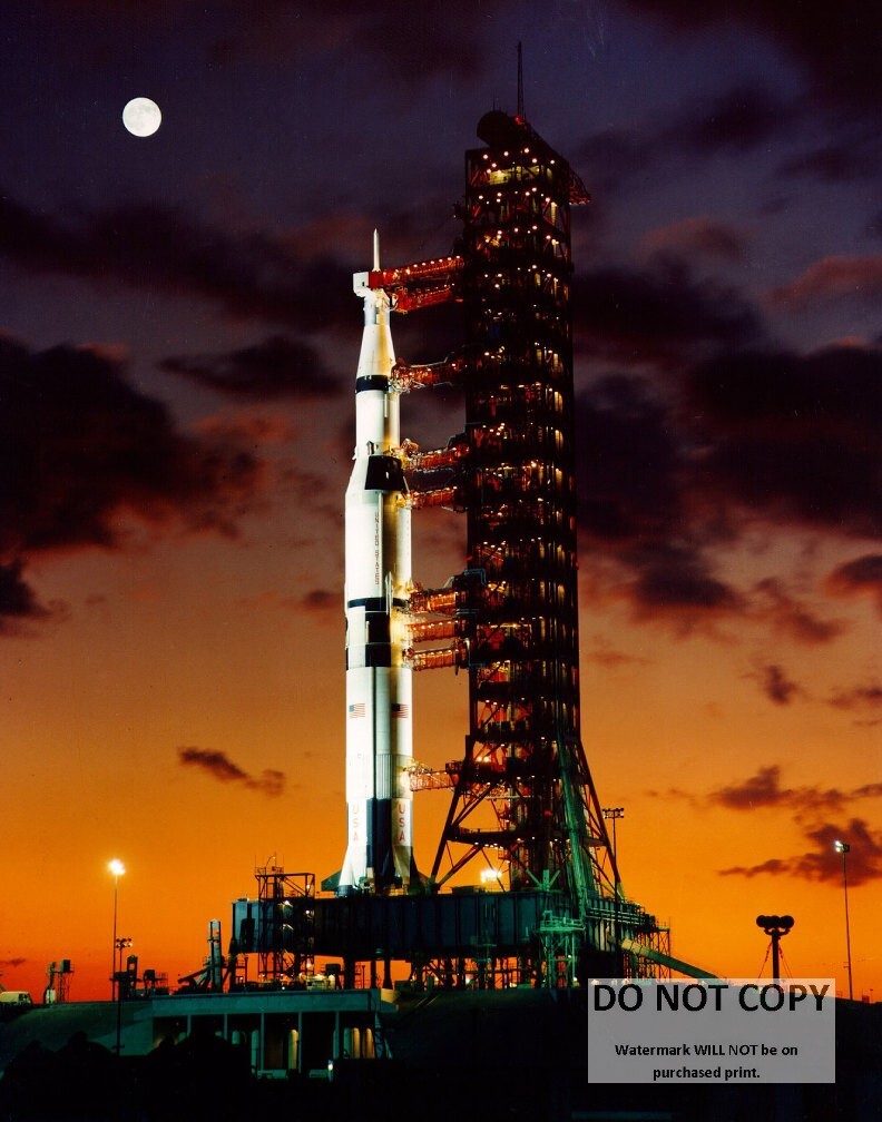 11X14 NASA PHOTO - EARLY MORNING VIEW OF THE APOLLO 4 SATURN V ON PAD (AA-532)