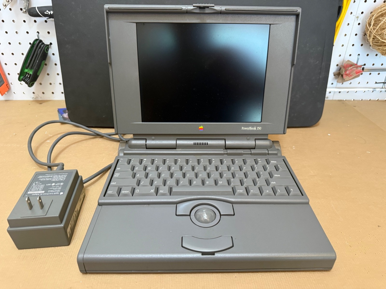 Apple Macintosh Powerbook 150  - Powers on - M2740