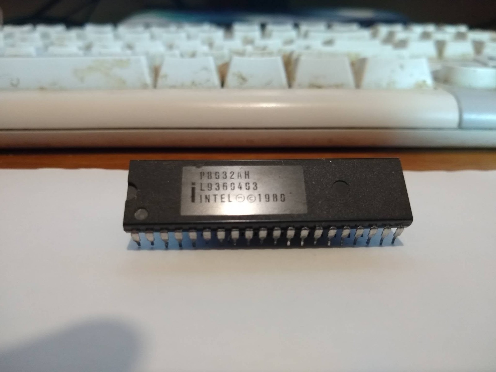 (1PC) P8032AH Microprocessor, 8-bit PDIP40 INTEL