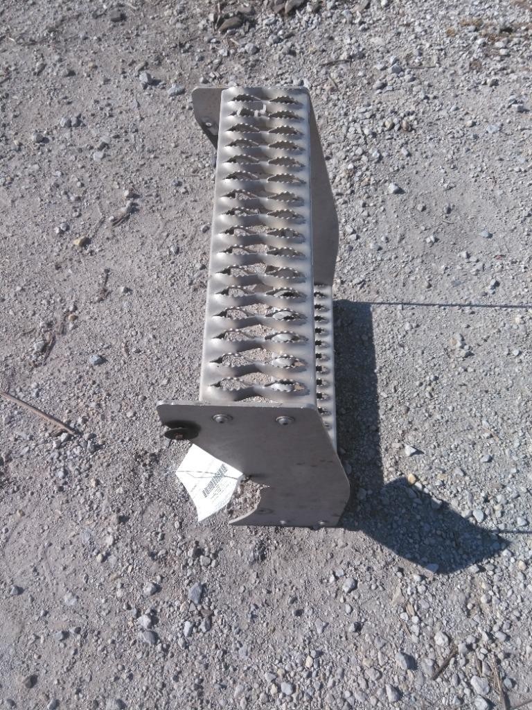 Replaces 2020 PETERBILT 579 FRAME STEP , IL