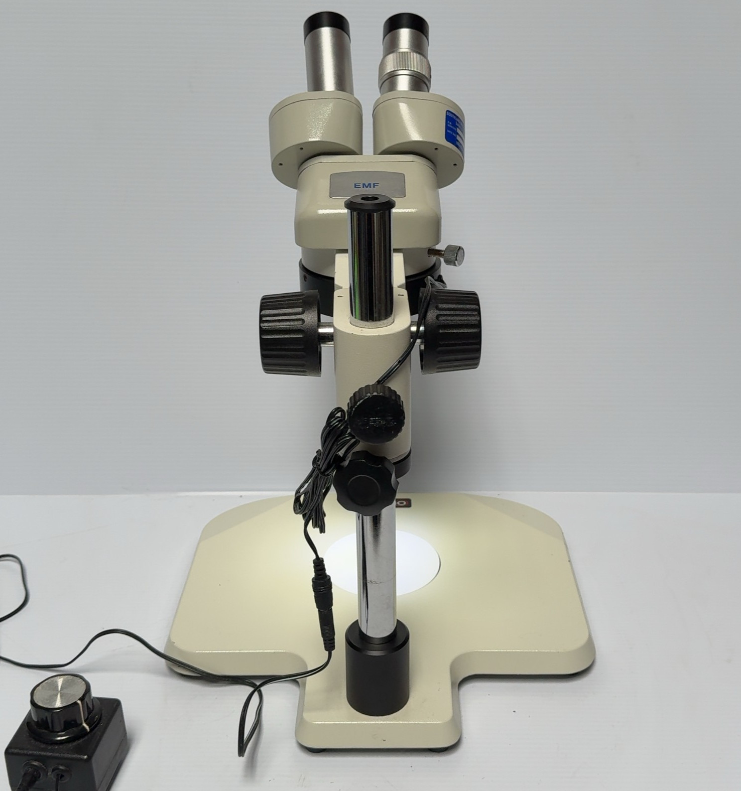 Omano EMF 94695 Microscope w/ Stand, LED Light + SWF10X Eyepieces