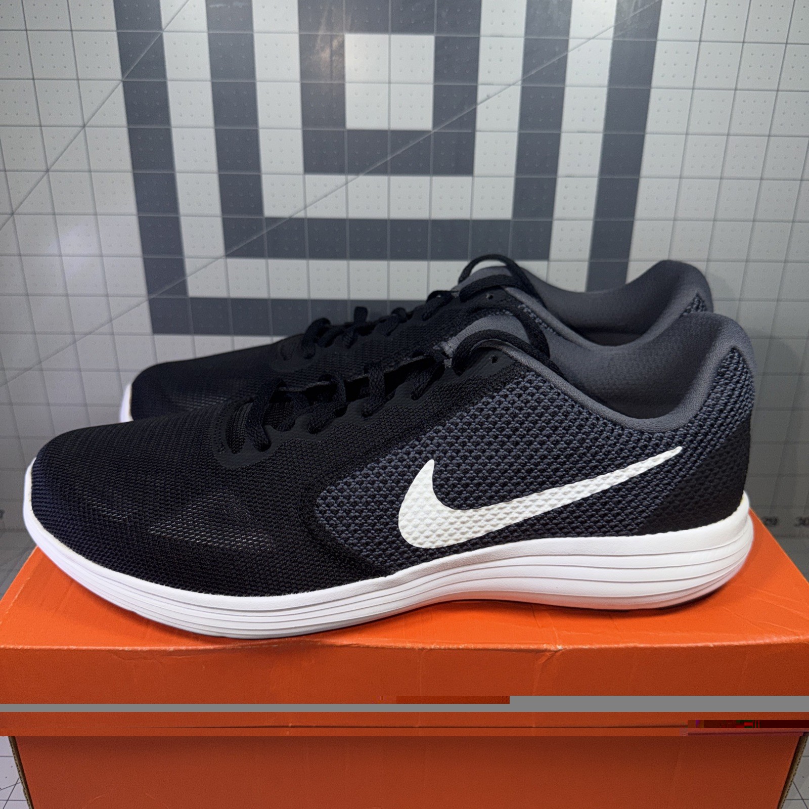 Nike Revolution 3 Men’s Sizes Grey White Black New W/ Box 819300001 Free Ship