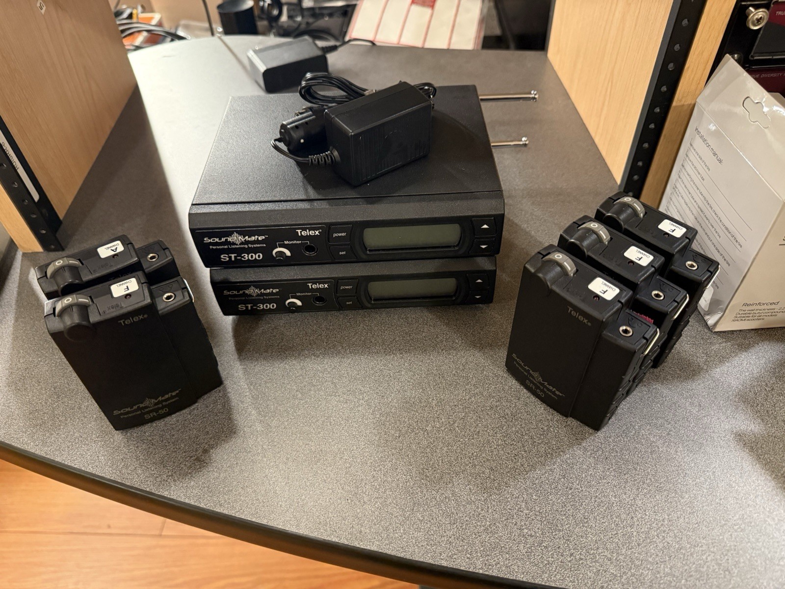 Telex Sound Mate ST-300 Personal Listening System 2 Bases And 5 Receivers.