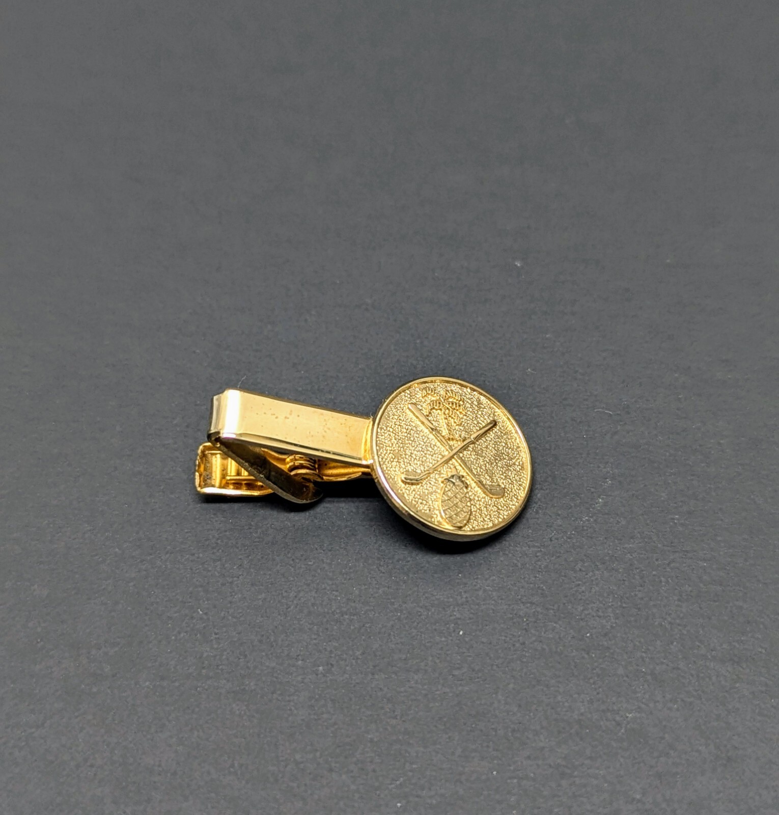 Vintage JAMAICA JAMBOREE Golf Tournament Gold Derr TIE BAR CLIP TACK Coin KINNEY