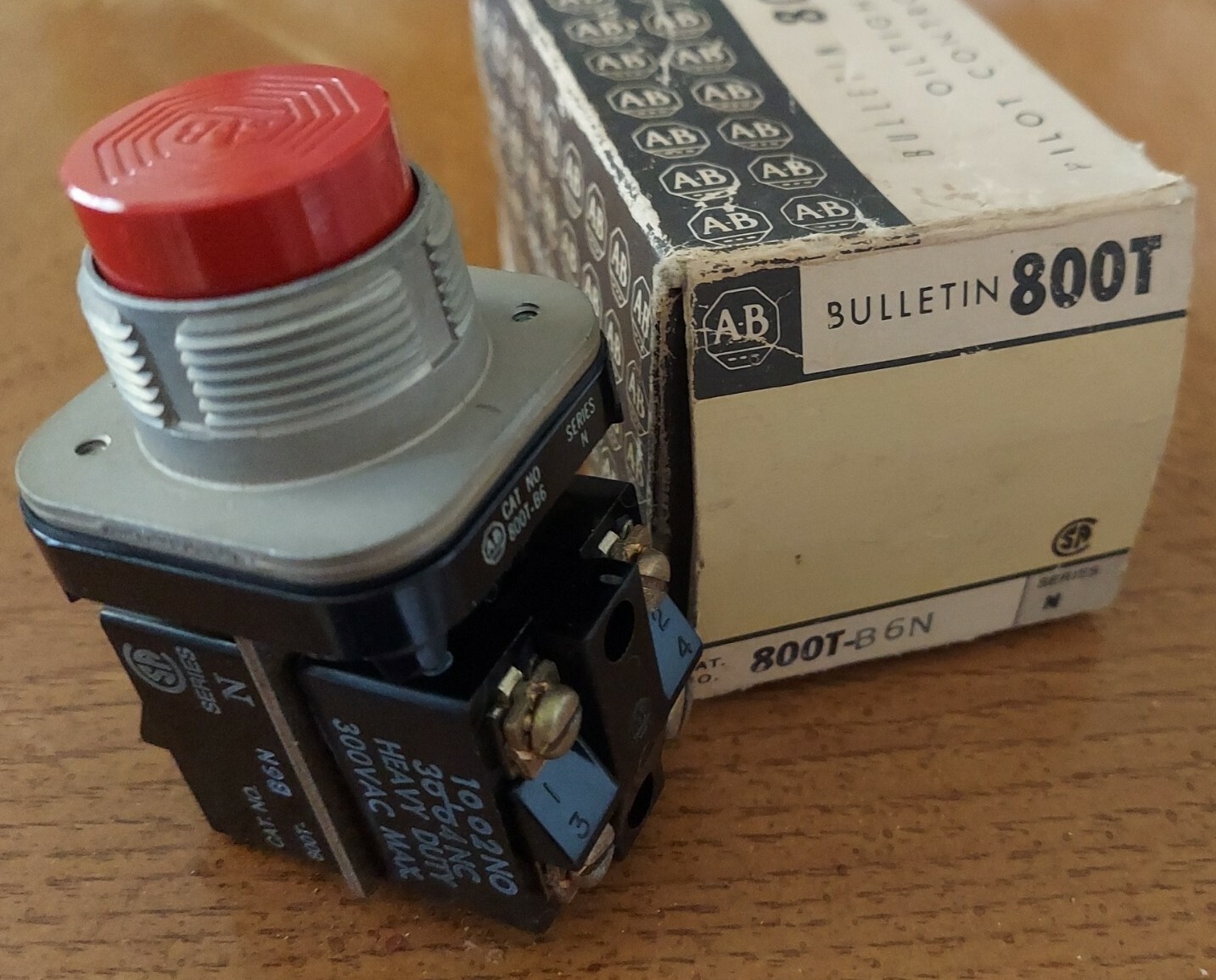 Allen-Bradley 800T-B6N Series N. Pilot Heavy Duty. RED Push Button