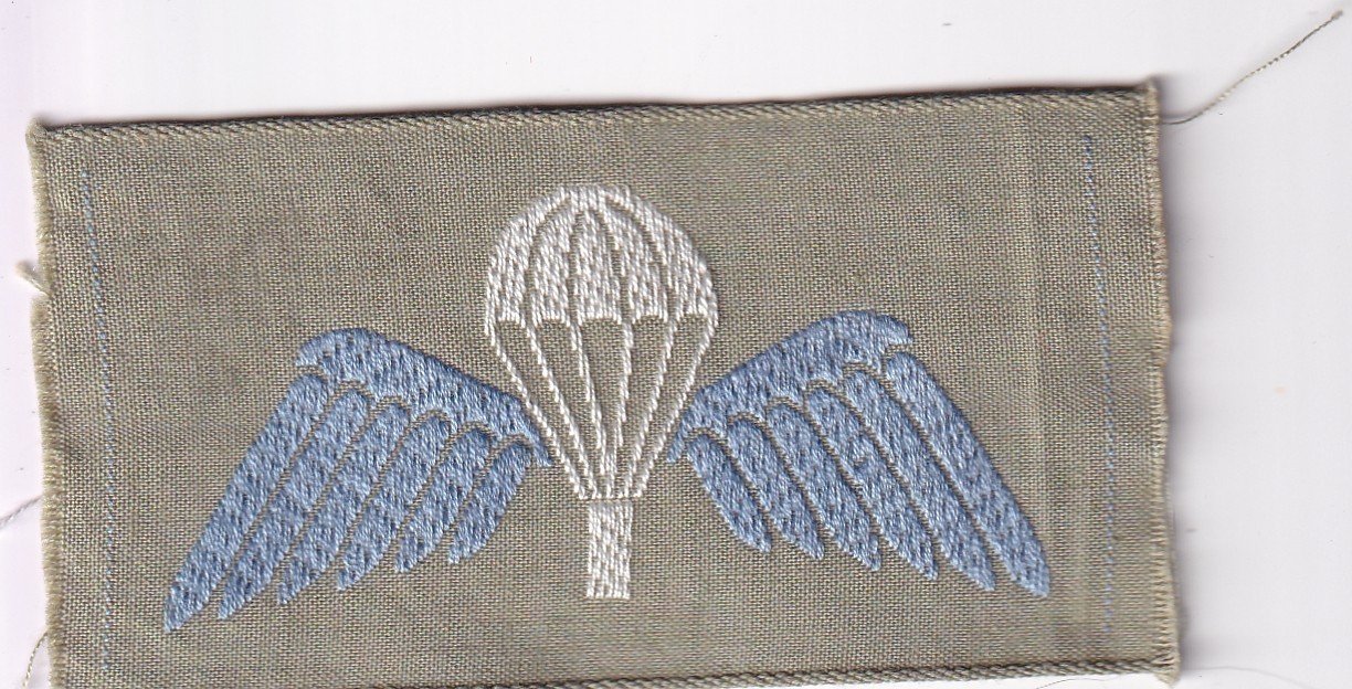 Australian parachute jump wings brevet Jacquard weave on khaki obsolete