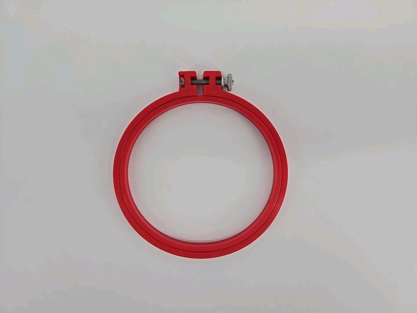 Lot of 4 Round Embroidery Hoops Pre-owned READ