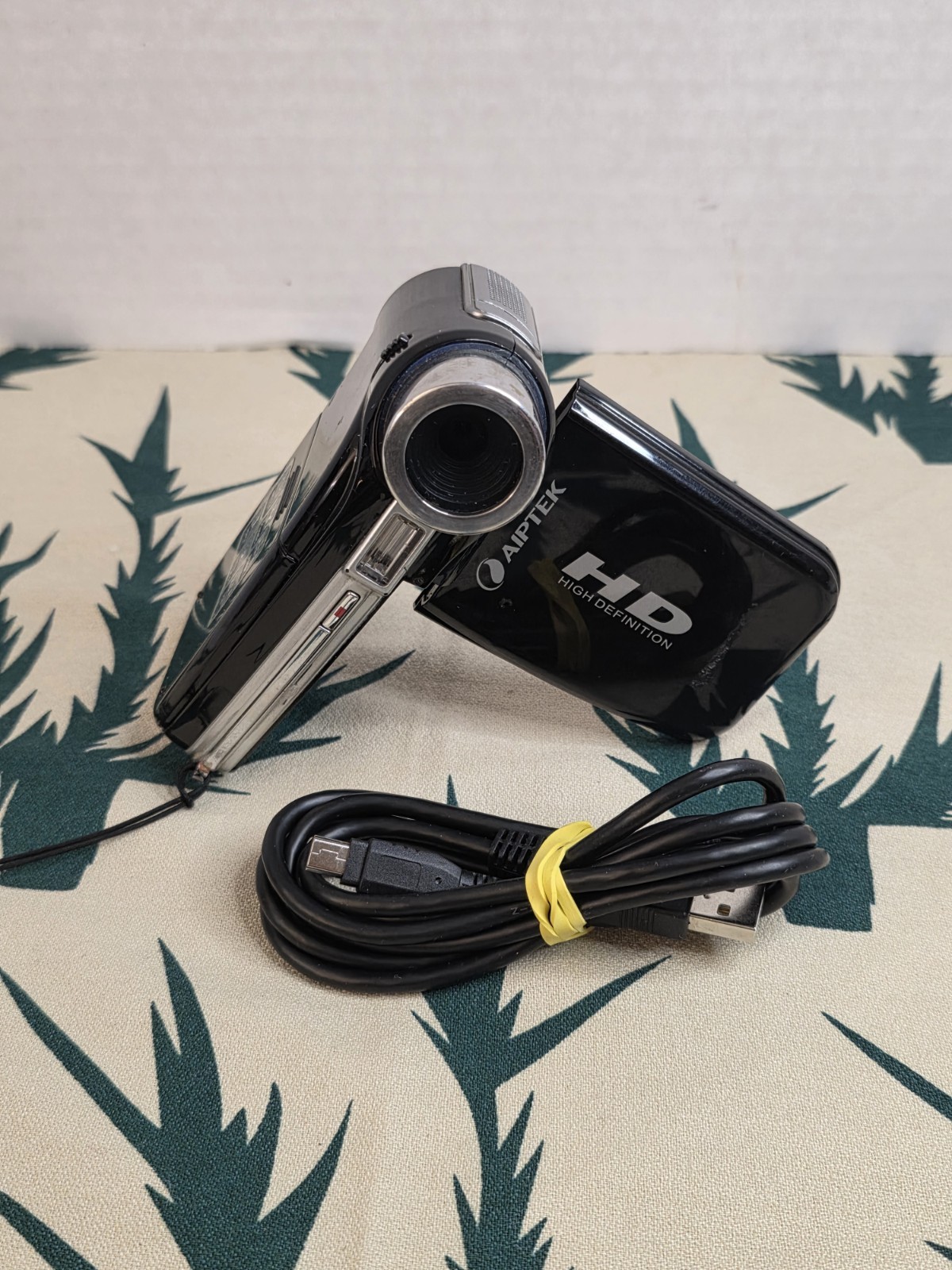 Genuine Aiptek (V5V) HD High Definition Handheld Video Camera Voice Recorder