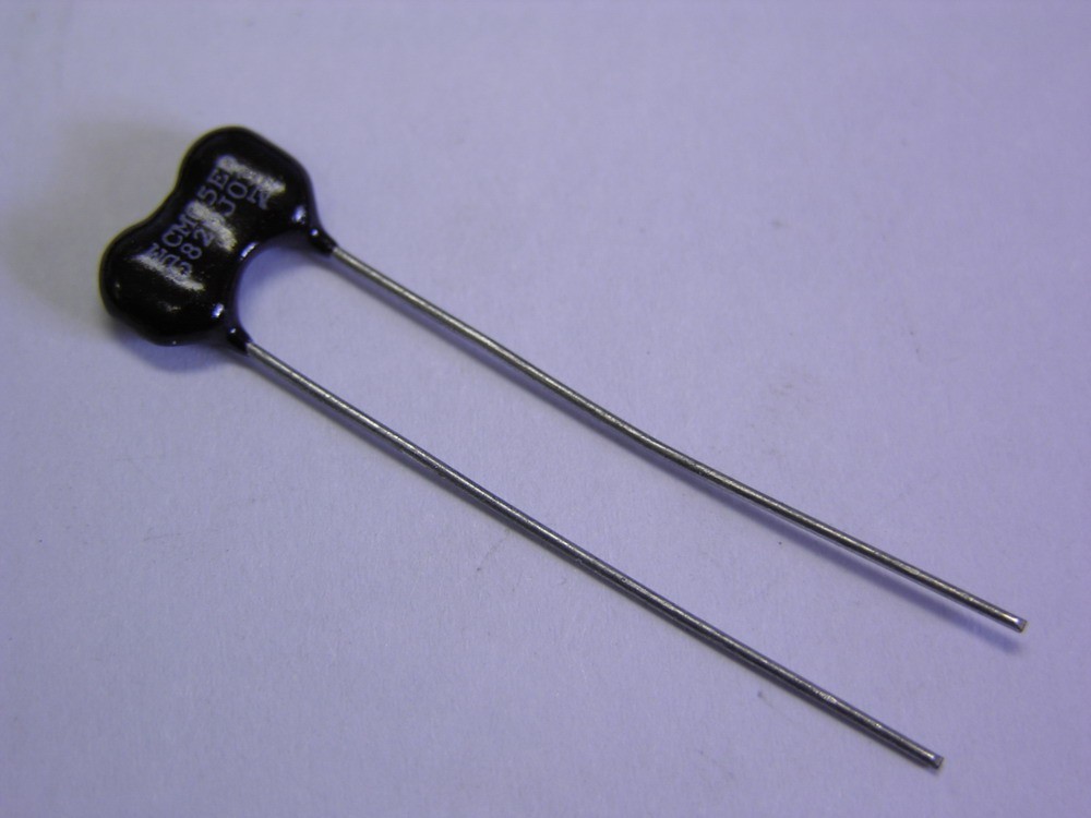 25 Cornell Dubilier CM05ED820J03 82pF 500V 5% Dipped Silver Mica Capacitors