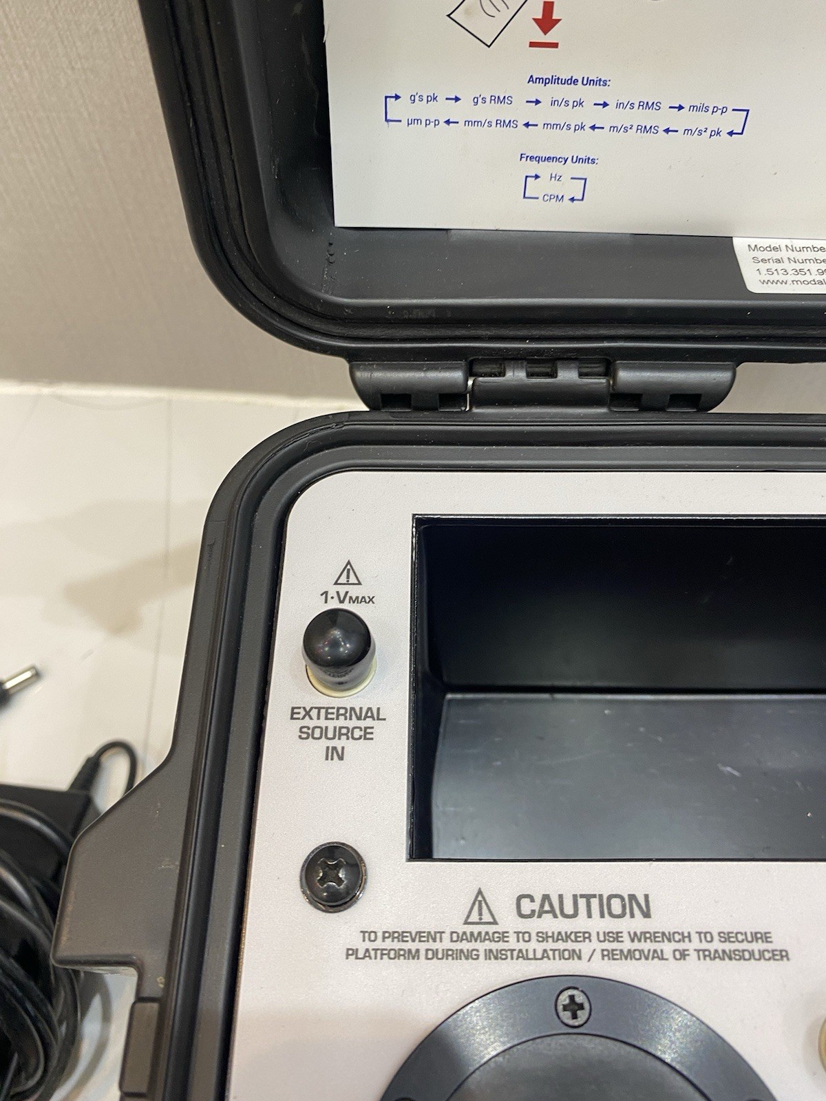 THE MODAL SHOP 9100D Portable Vibration Calibrator