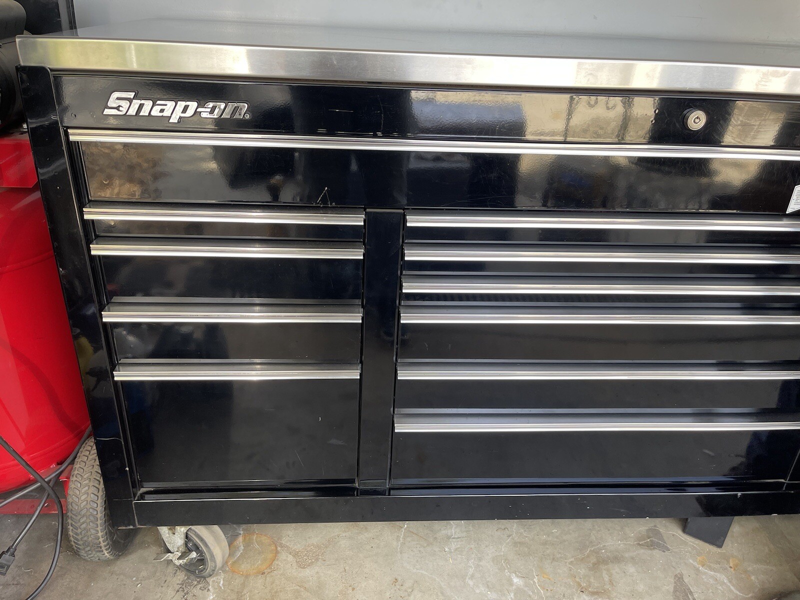 Snap on Classic Series Roll Cab, Gloss Black, with Stainless Steel Work Surface.