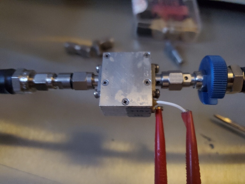 unlabeled amplifier 400 KHz to 400 MHz (analyzer traces) +15 VDC