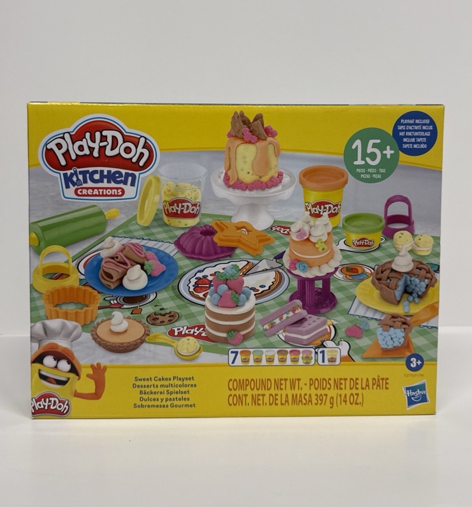 BIG Play-Doh Kitchen Creations Sweet Cakes Dessert Playset 15+ Pieces NEW