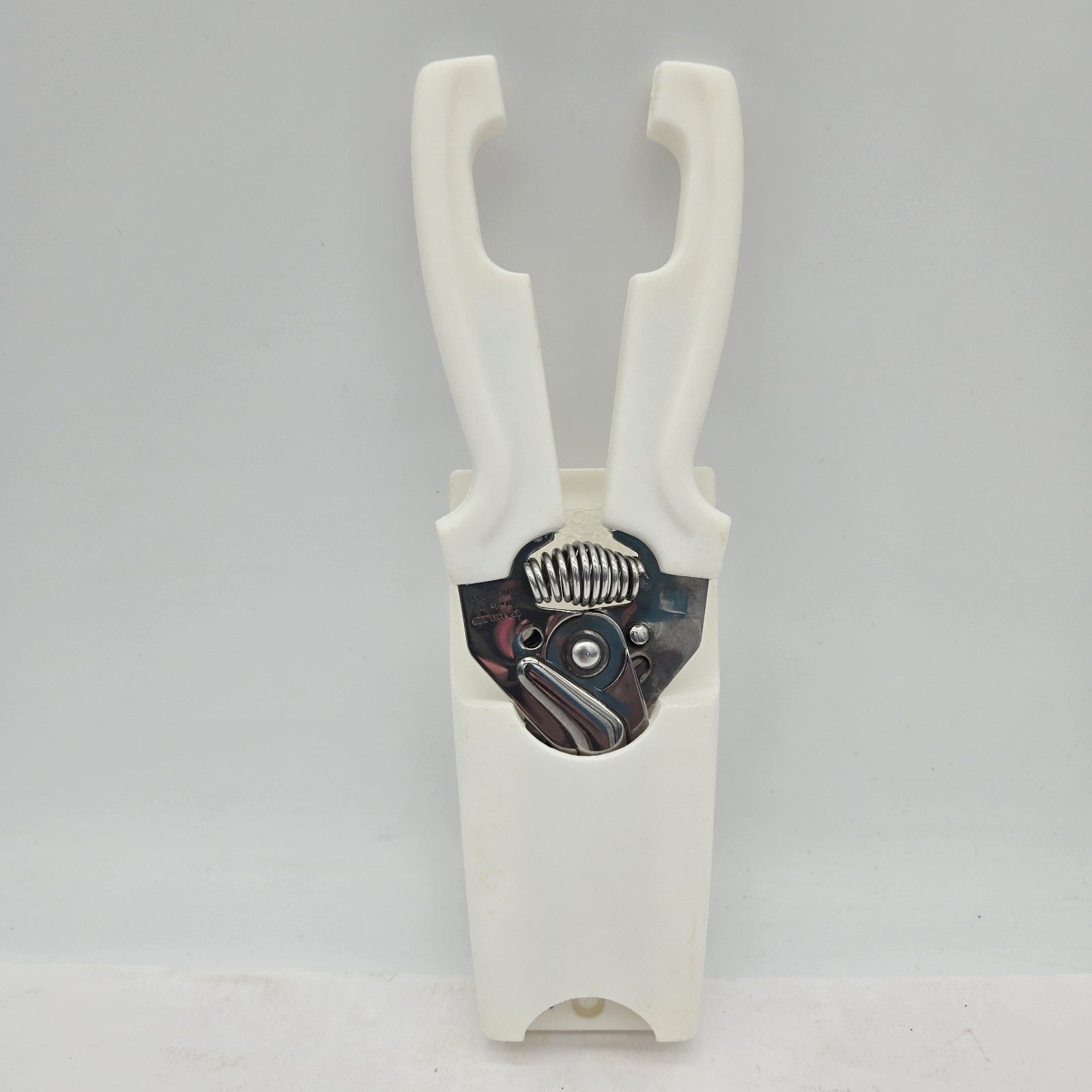 Pampered Chef 1075 Multi Purpose Kitchen Shears Scissors White with Wall Holder
