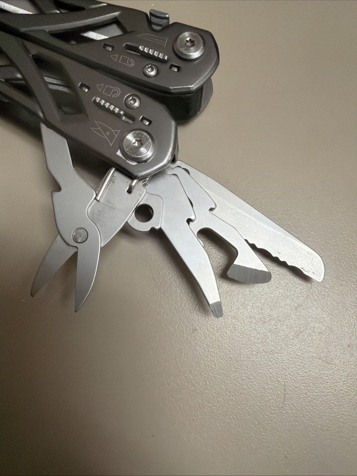 Gerber Suspension Multi-Tool 12-FUNCTION with Sheath Pliers Knife Scissors