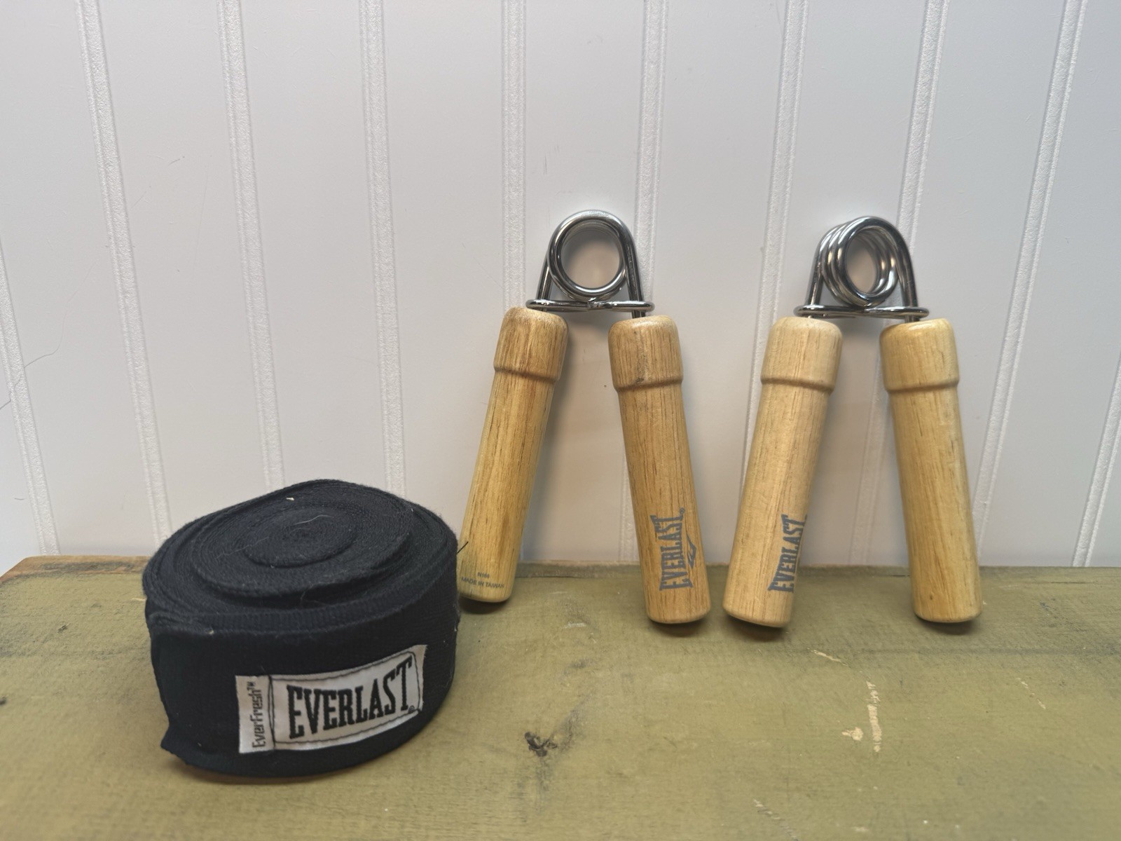 Everlast Hand Grippers (Set of 2) And Wraps— Wooden Handles, Steel Spring