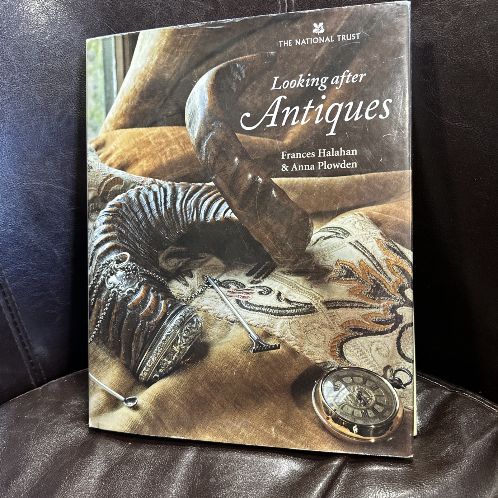 The National Trust Looking After ANTIQUES B9