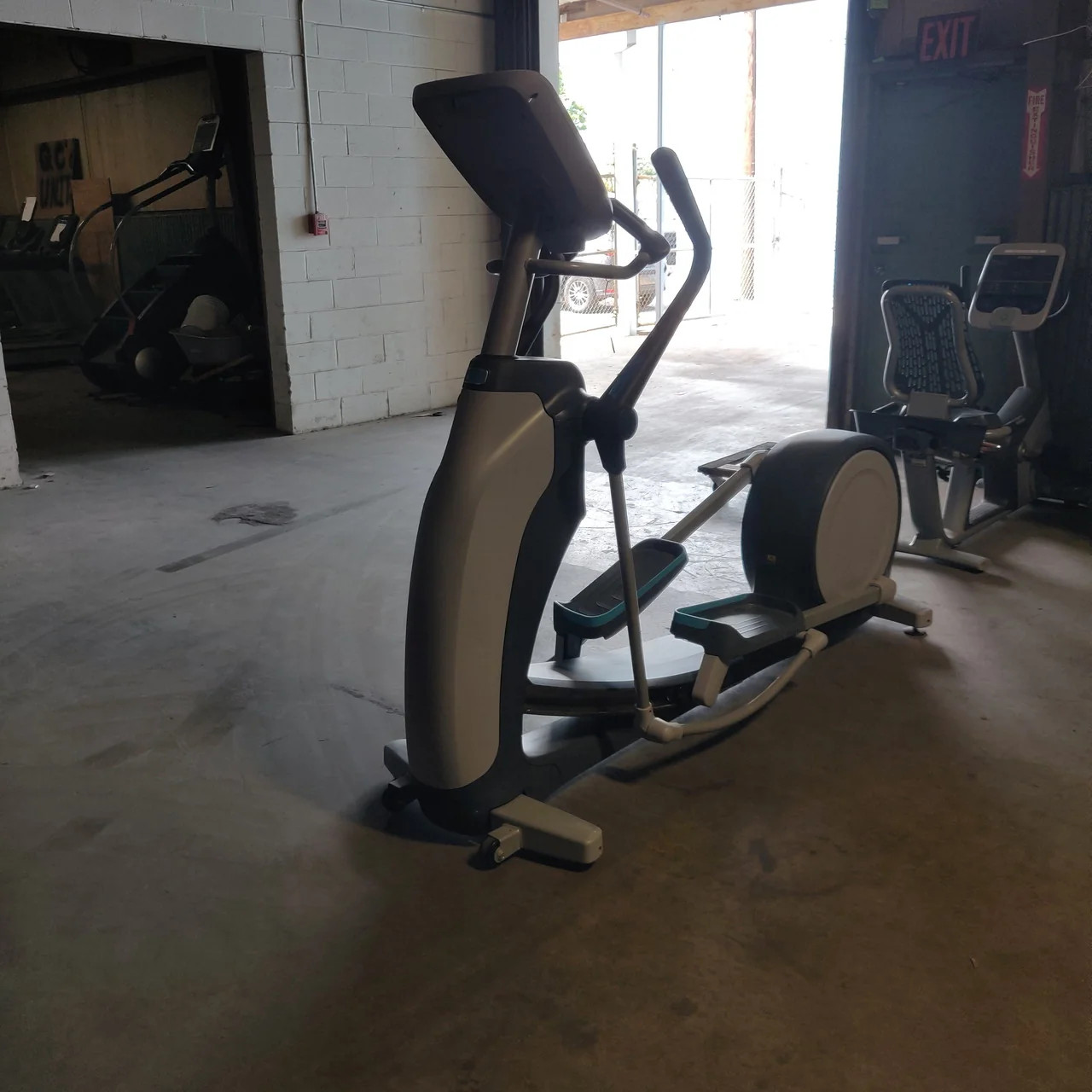 Precor EFX 835 Elliptical w/Converging Crossramp p30 Console